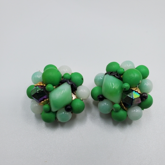 Vintage Hong Kong green clip on earrings beaded glow ? 50's exc cond vtg pinup - Picture 6 of 8